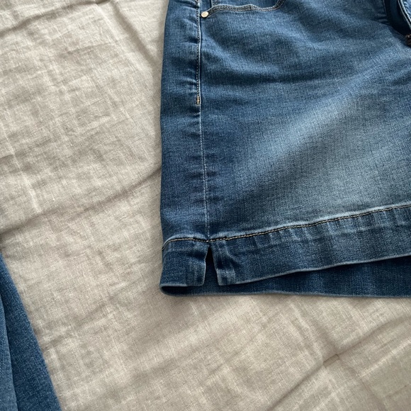 Stylish Blue Denim Shorts - Picture 3 of 5